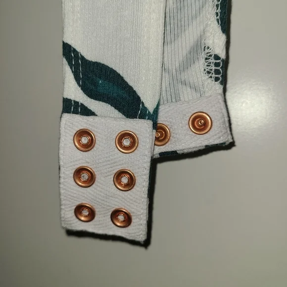 GUESS Top - Picture 3 of 4